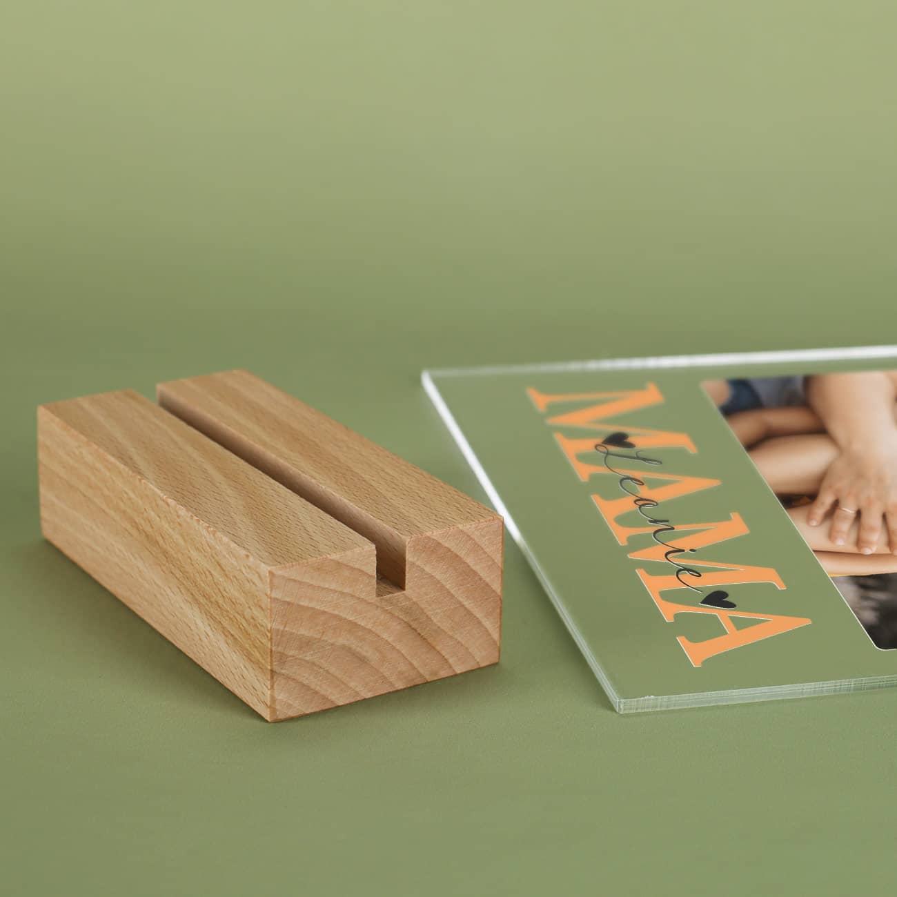 Mit schickem Holzsockel