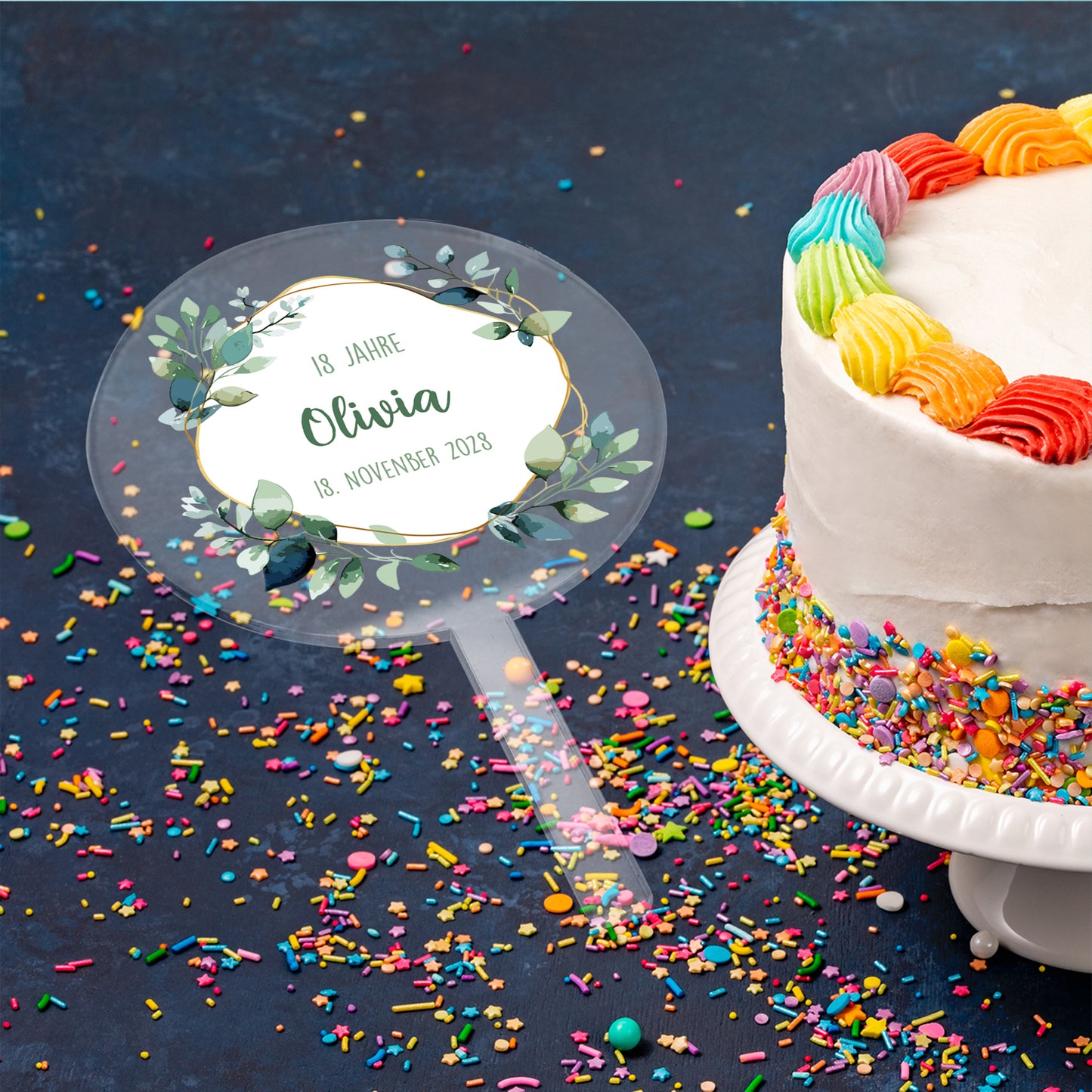 Acryl Tortentopper zum 18. Geburtstag personalisiert mit Name Olivia und Datum neben bunter Torte