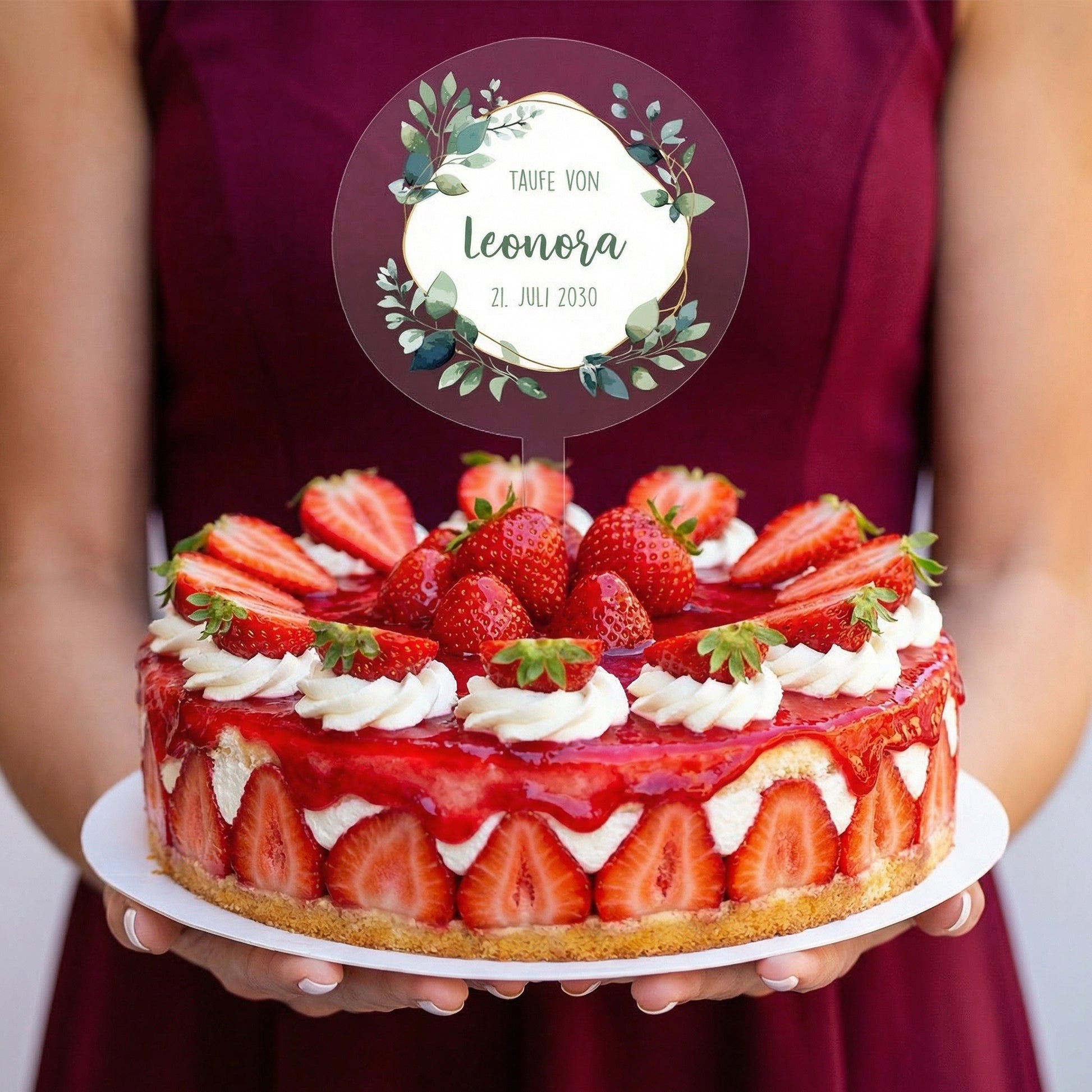 Personalisierter Tortentopper Taufe mit Name Leonora und Datum auf Erdbeertorte