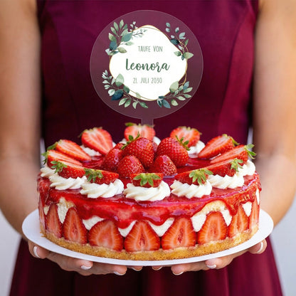 Personalisierter Tortentopper Taufe mit Name Leonora und Datum auf Erdbeertorte