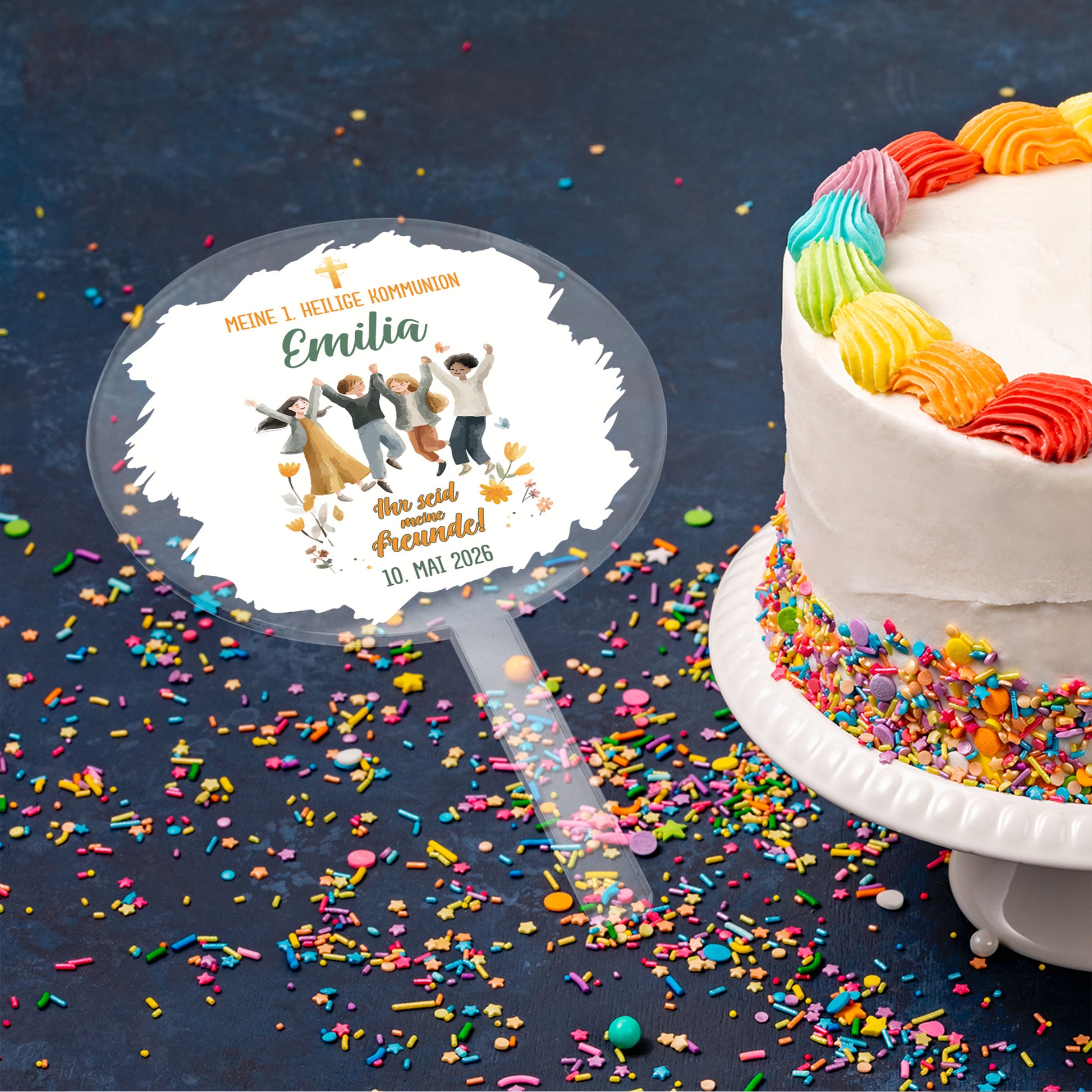 Personalisierter Caketopper Kommunion Emilia mit Leitwort „Ihr seid meine Freunde“ neben Geburtstagstorte