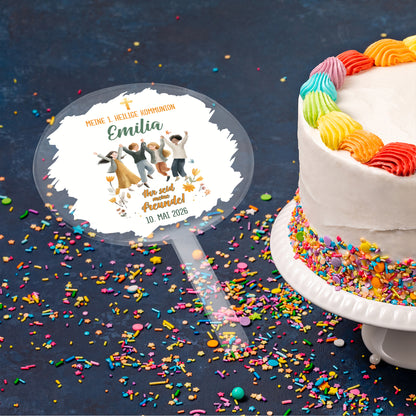 Personalisierter Caketopper Kommunion Emilia mit Leitwort „Ihr seid meine Freunde“ neben Geburtstagstorte