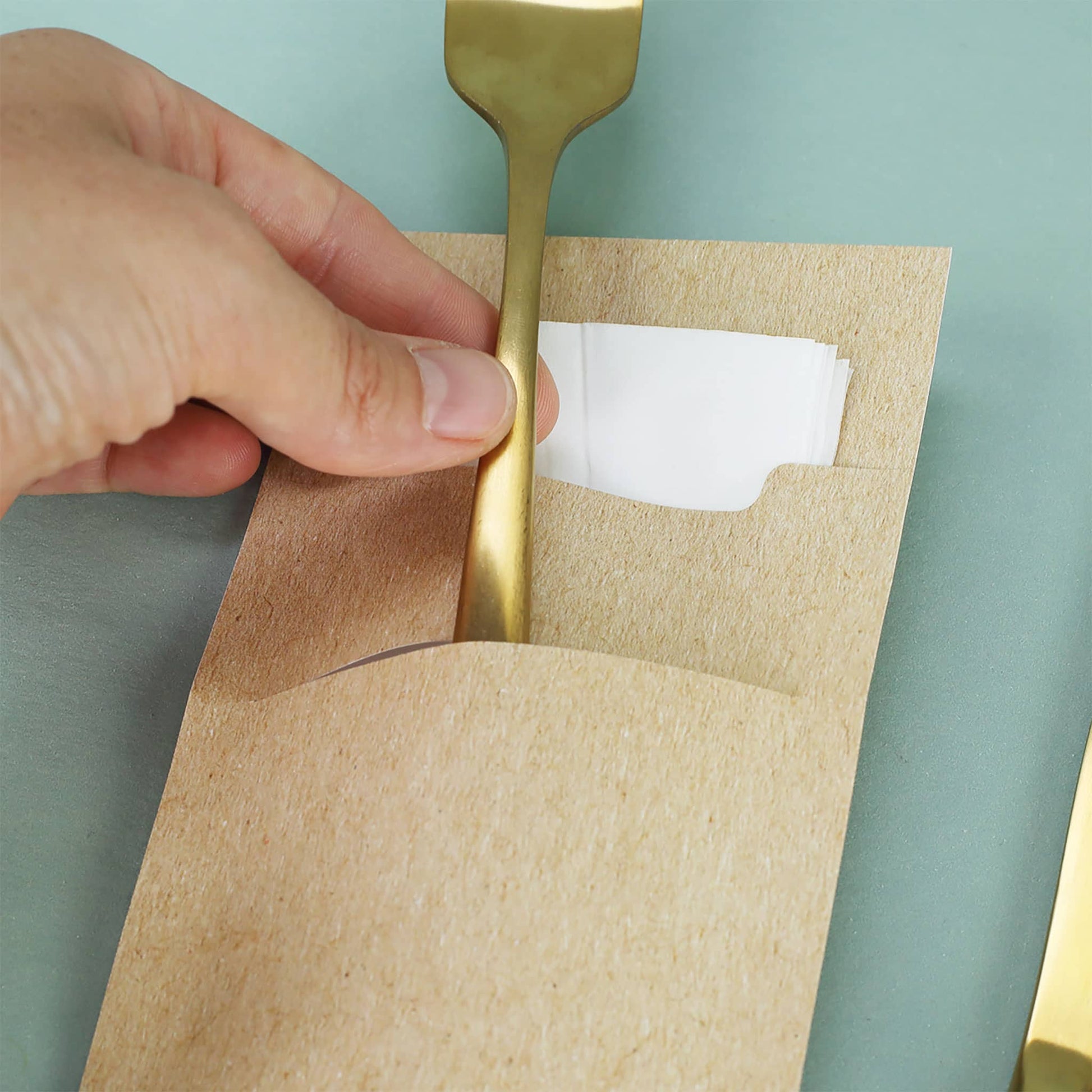 Detailansicht des Bestecksets in der dazugehörigen Tüte mit Serviette
