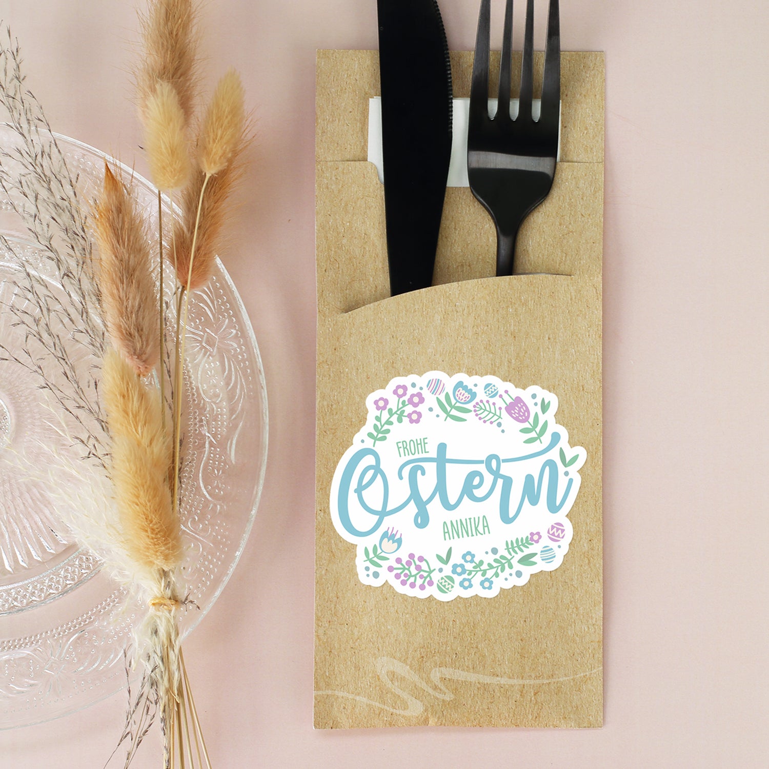 Bestecktasche zu Ostern mit Frohe Ostern Motiv und Name Annika, gefüllt mit schwarzem Besteck