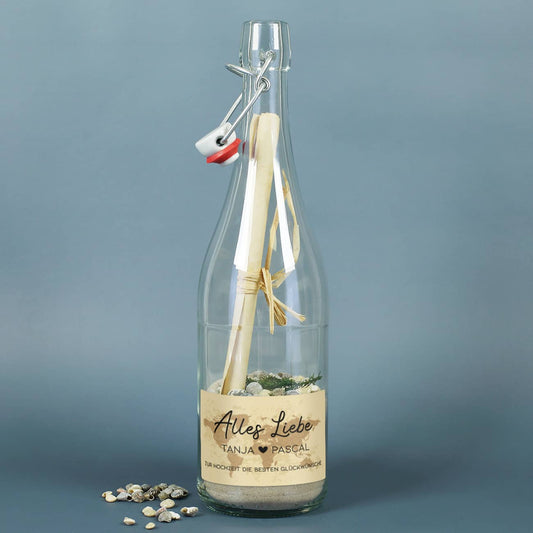 Gefüllte Flaschenpost mit Hochzeitsetikett für romantische Geldgeschenke