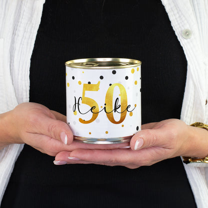 Dosenkuchen zum Geburtstag mit Alter 50 und Name Heike in den Händen gehalten