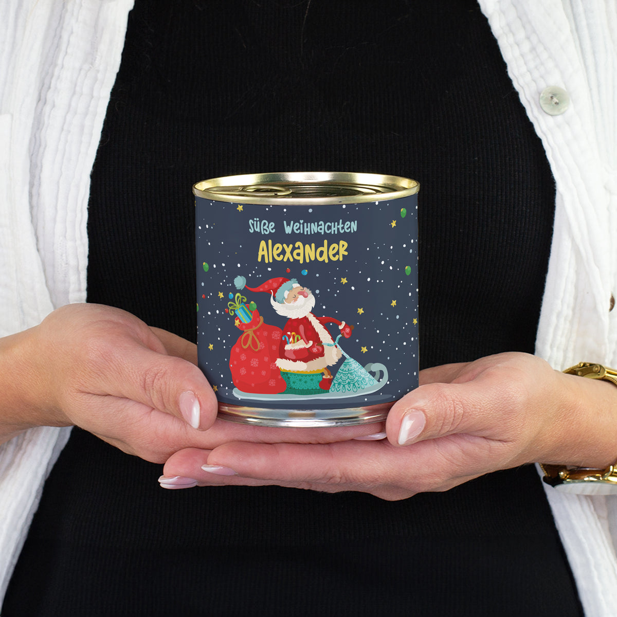 Personalisierter Weihnachts-Dosenkuchen mit Wunschtext „Süße Weihnachten“ und Name Alexander in den Händen gehalten