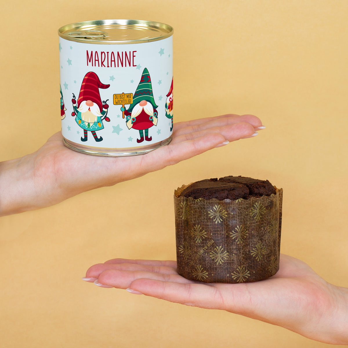 Personalisierter Weihnachts-Dosenkuchen „Du bist mir wichtelig“ mit Wunschnamen und Brownie auf Händen zur Größenansicht