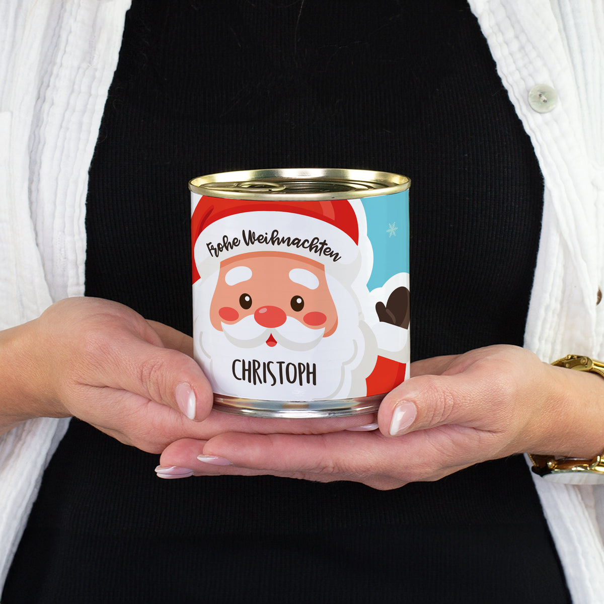 Personalisierter Weihnachts-Dosenkuchen mit Weihnachtsmann, Aufschrift „Frohe Weihnachten“ und individuellem Wunschnamen in Händen gehalten