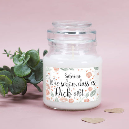 Duftkerze im Glas mit "Wie schön, dass es dich gibt"-Etikett mit Name nach Wunsch