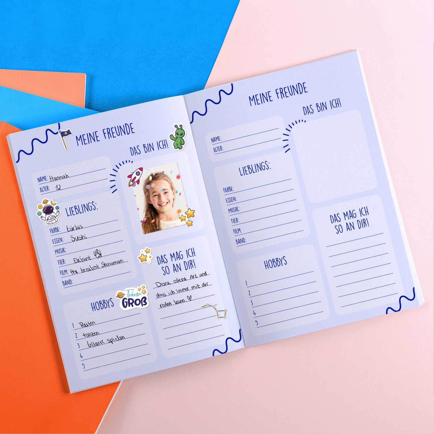 Lila Freundebuch mit eingetragenem Steckbrief und Planeten-Aufklebern