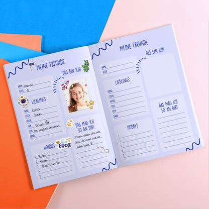 Lila Freundebuch mit eingetragenem Steckbrief und Planeten-Aufklebern