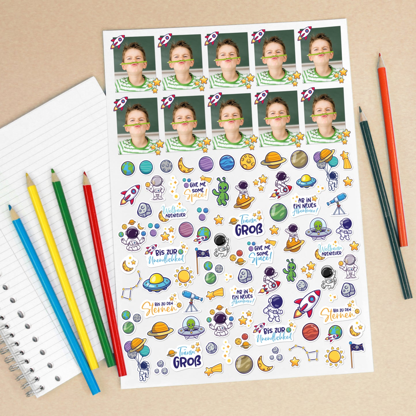 Stickerbogen mit Raketen, Planeten und personalisierten Fotoaufklebern
