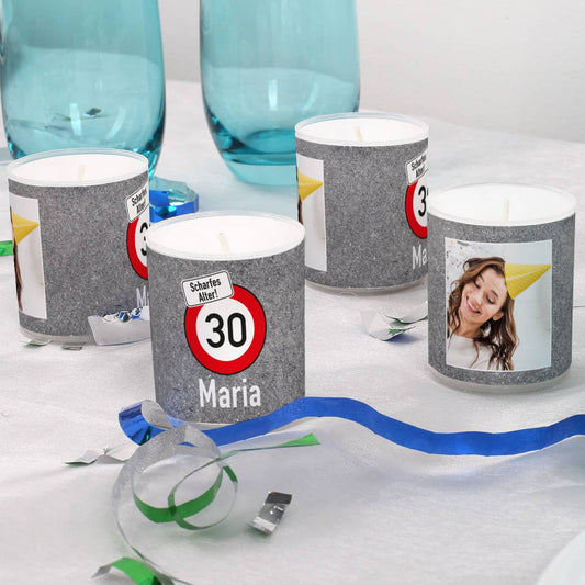 Kleine Kerzen mit bunter Banderole zum Geburtstag