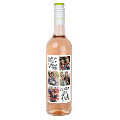 Flasche Roséwein (freigestellt) mit personalisiertem Freunde-Motiv „Es gibt gute Freunde, es gibt beste Freunde, und dann gibt es Dich“ und vier Foto-Platzhaltern.