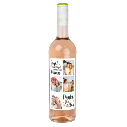 Flasche Roséwein mit Mama-Etikett „Engel ohne Flügel nennt man Mama – Danke für alles“ und vier Fotos, auf weißem Hintergrund.