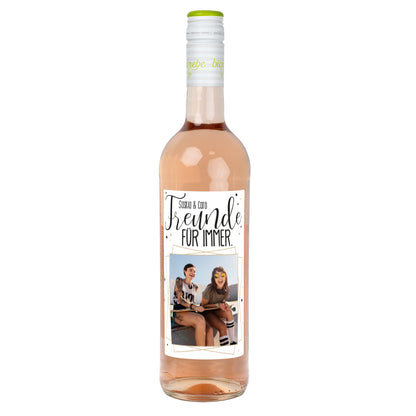 Personalisierte Roséweinflasche mit Etikett „Freunde für immer“ und Foto, freigestellt auf weißem Hintergrund