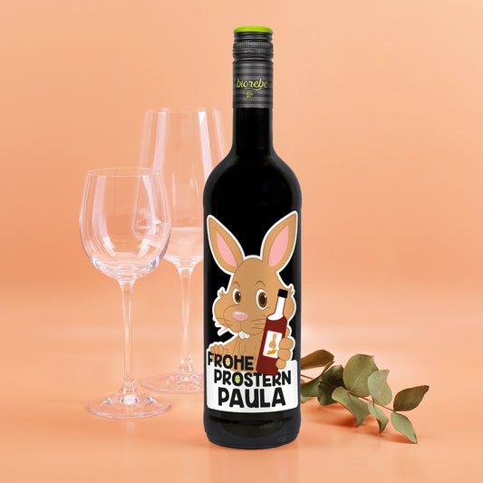 Personalisierte Rotweinflasche mit Osterhasen-Motiv, Schriftzug „Frohe Prostern“ und Name Paula