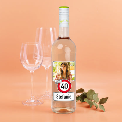 Biorebe Wein zum Geburtstag personalisiert mit Name, Foto & Alter | Verkehrsschild Design
