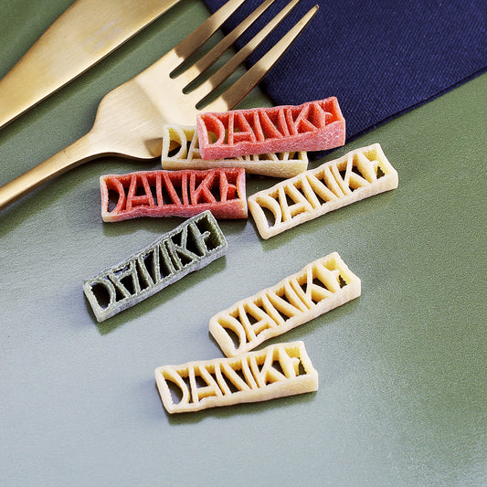 Nudeln in Form eines Danke-Schriftzuges