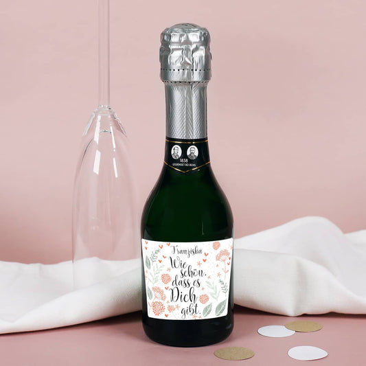 Kleine Sektflasche mit personalisiertem Etikett als Dankeschön