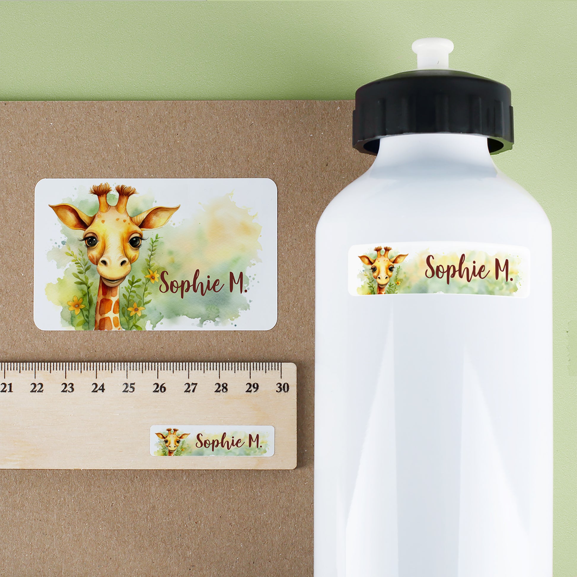 Schulaufkleber Giraffe in drei Größen auf Flasche, Heft und Lineal – Name „Sophie M.“