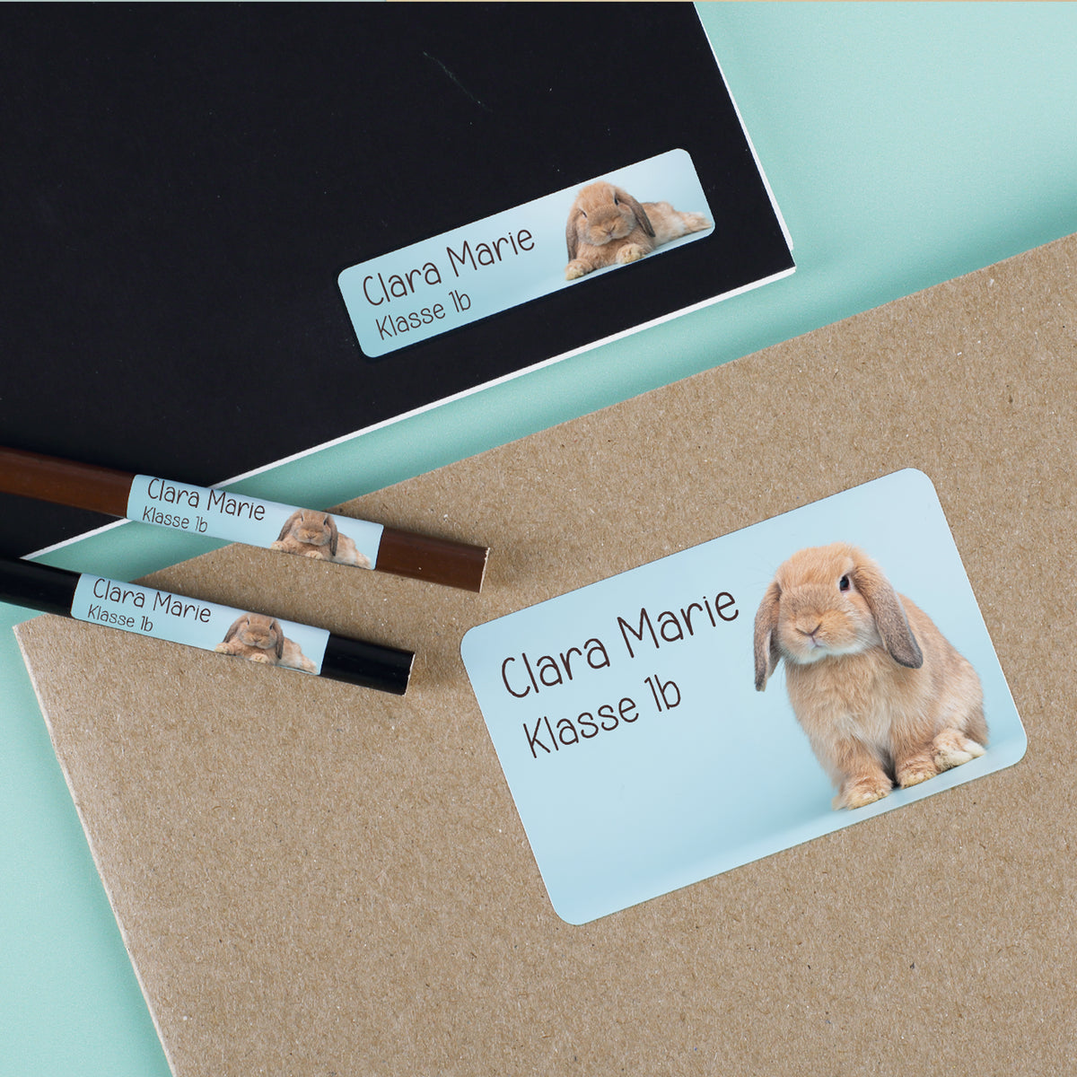 Personalisierte Namensaufkleber mit Hase Motiv, Wunschtext Clara Marie und Klasse 1b auf Heft, Stiften und Mappe