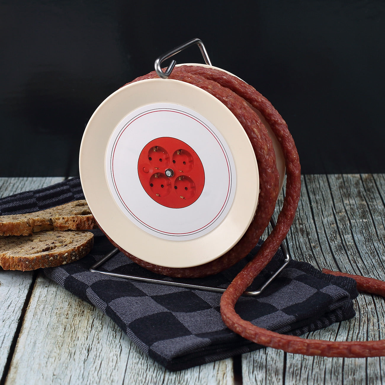 Salami Wurst auf Kabeltrommel aufgewickelt für Männer