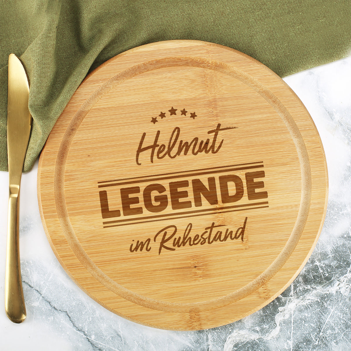Rundes Bambus Schneidebrett mit Gravur „Helmut – Legende im Ruhestand“, Saftrille, grünem Tuch und goldenem Messer