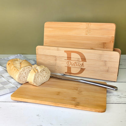 Brettchenset mit personalisiertem Motiv „D Dietrich“, im Hintergrund liegen Baguette und ein Messer bereit.