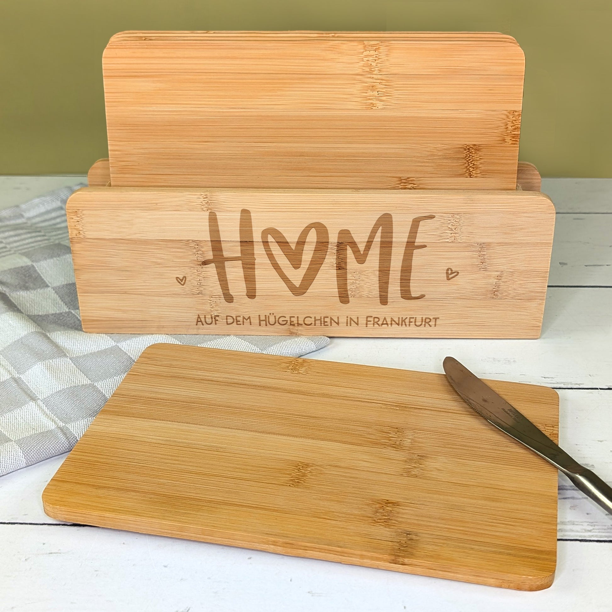 Bambusständer mit fünf Brettchen und Gravur HOME, Motiv mit Herzen