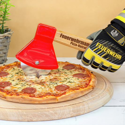 Origineller Pizzaschneider Feuerwehr Axt mit Gravur und Pizza auf Holzbrett