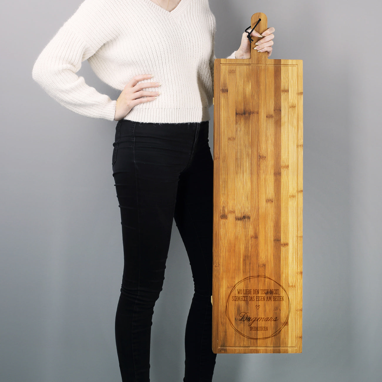 1 Meter Bambusbrett - Wo Liebe den Tisch deckt - mit zwei Wunschtextzeilen graviert