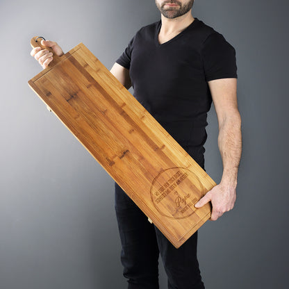 1 Meter Bambusbrett - Wo Liebe den Tisch deckt - mit zwei Wunschtextzeilen graviert