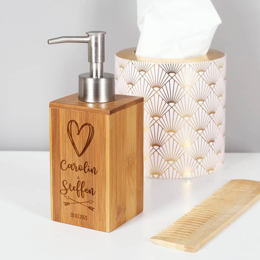 Seifenspender aus Bambus mit persönlicher Gravur als Geschenk an Paare