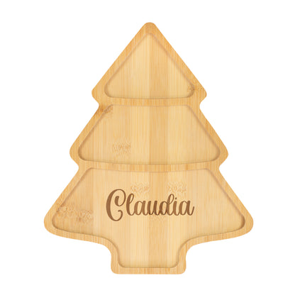 Freigestelltes personalisiertes Bambus Servierbrett in Weihnachtsbaumform mit drei Fächern und Name Claudia
