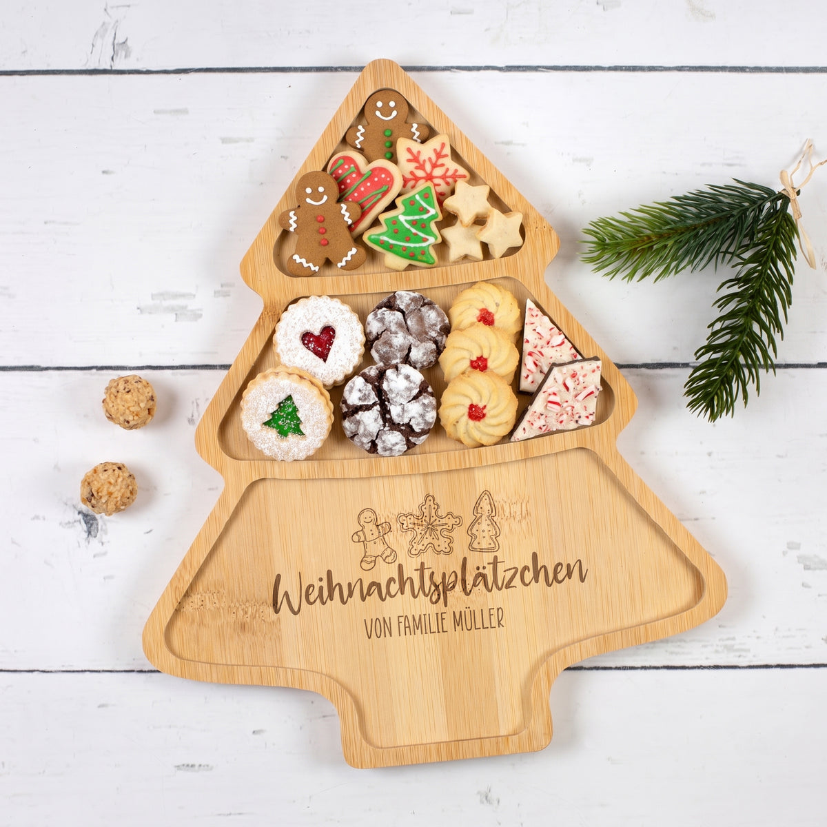 Personalisierter Plätzchenteller aus Bambus in Weihnachtsbaumform, gefüllt mit verschiedenen Weihnachtsplätzchen