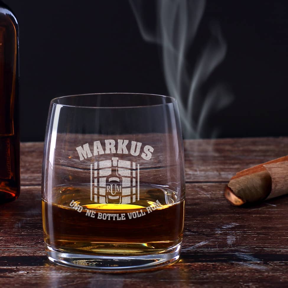 Rumglas mit Holzfass-Gravur und personalisiert mit Ihrem Namen