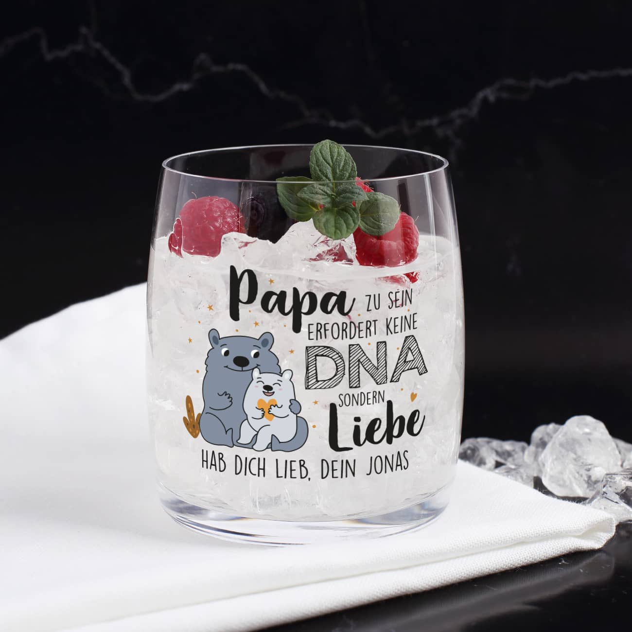 Papa zu sein erfordert keine DNA sondern Liebe - Trinkglas zum Vatertag mit Wunschtext