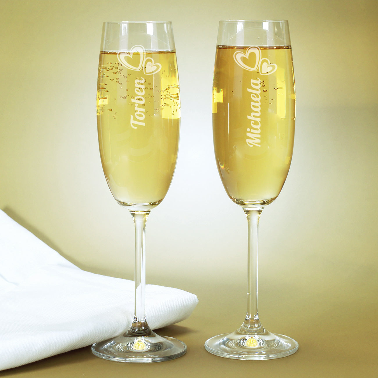Zwei Sektgläser mit Namensgravur und niedlichen Herzen