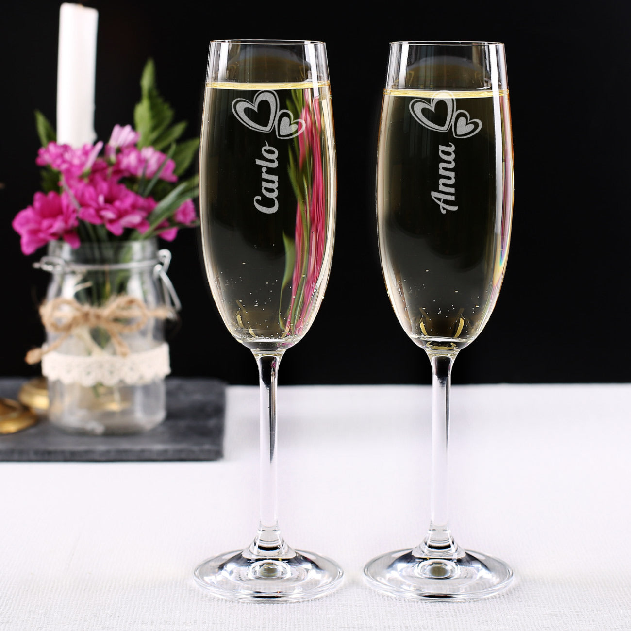 Sektgläser mit Herzen und Namen als Präsent zum Hochzeitstag