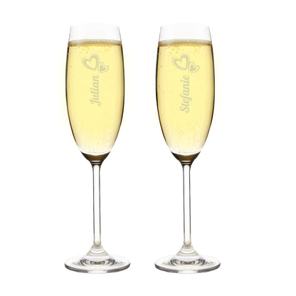 Zwei edle Sektgläser mit romantischen Herzen und Namensgravur