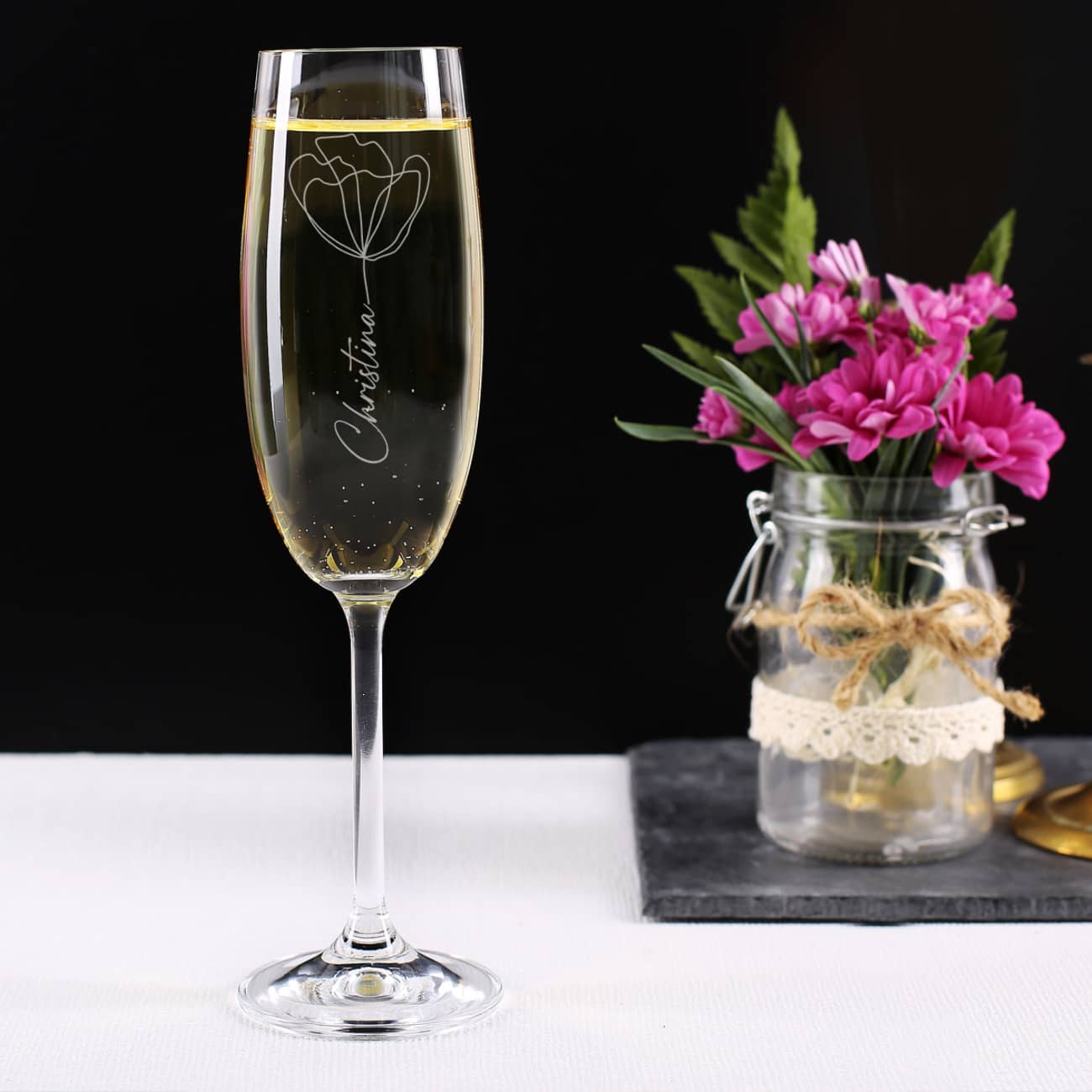 Sektglas mit Lineart-Blume und einem Namen Ihrer Wahl graviert