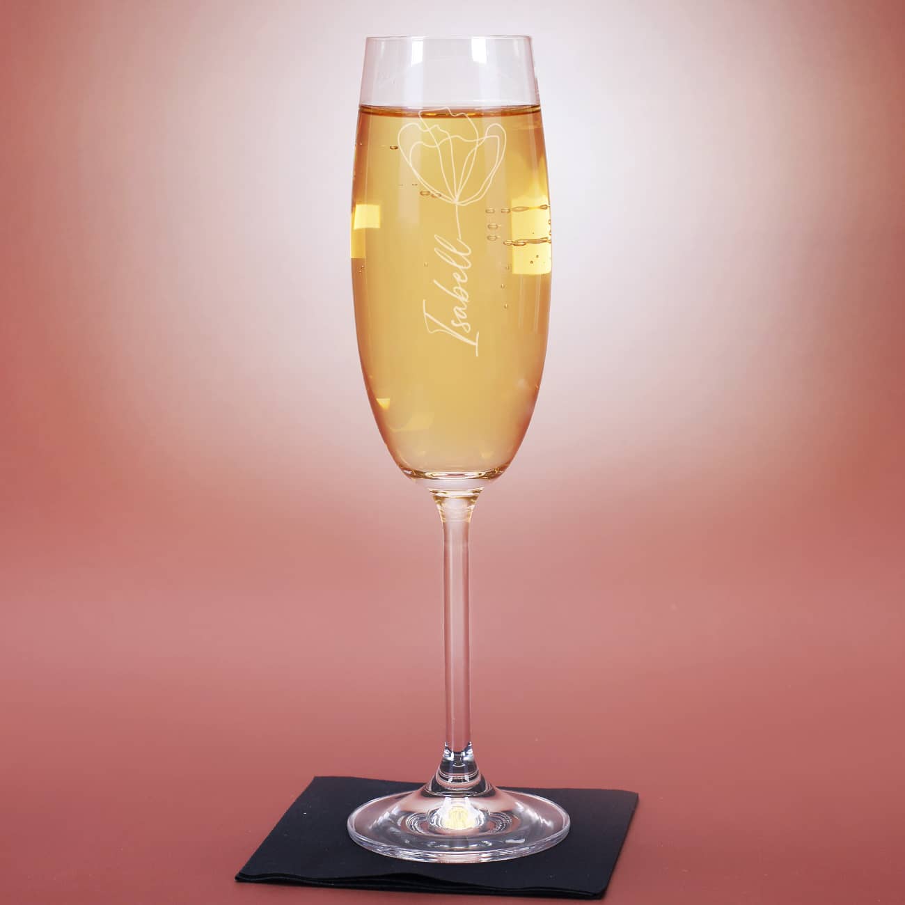 Edles Sektglas der Mark Bohemia mit feiner Lineart-Blume und Ihrem Wunschnamen