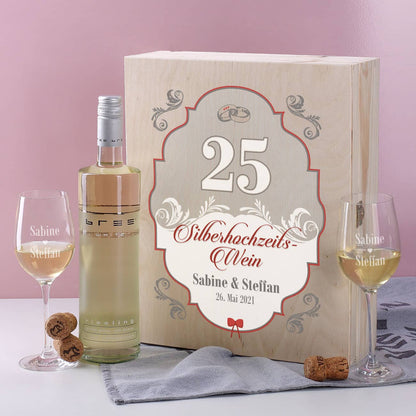 Silberhochzeitswein mit zwei gravierten Gläsern in bedruckter Holzbox