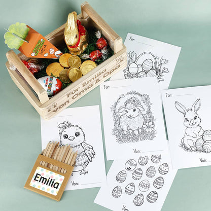 Verschiedene Ausmalbilder und Buntstifte