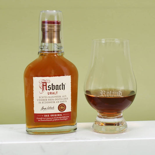 Kleines Fläschchen Weinbrand mit passendem Glas