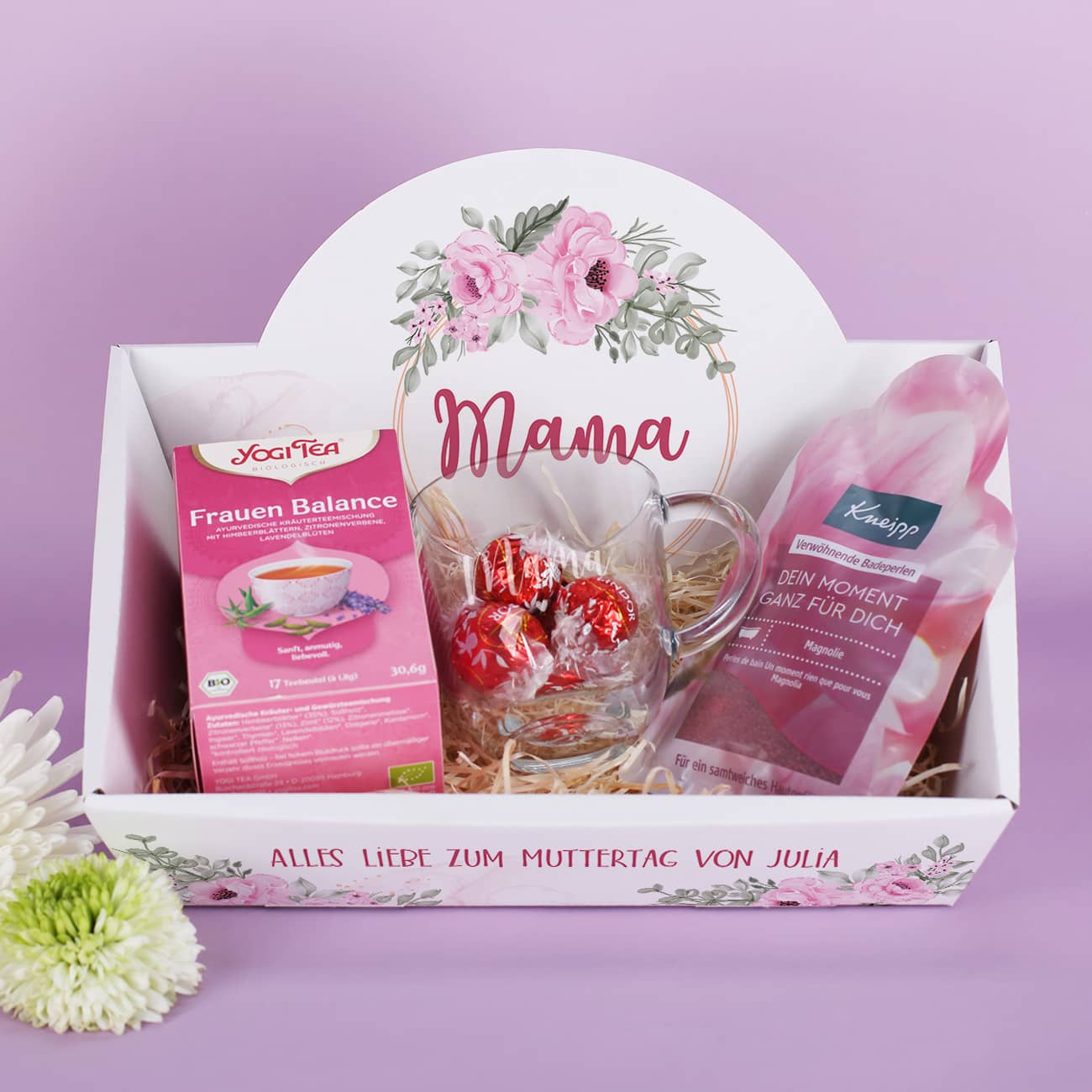 Floraler Geschenkkorb mit genussvollem Inhalt