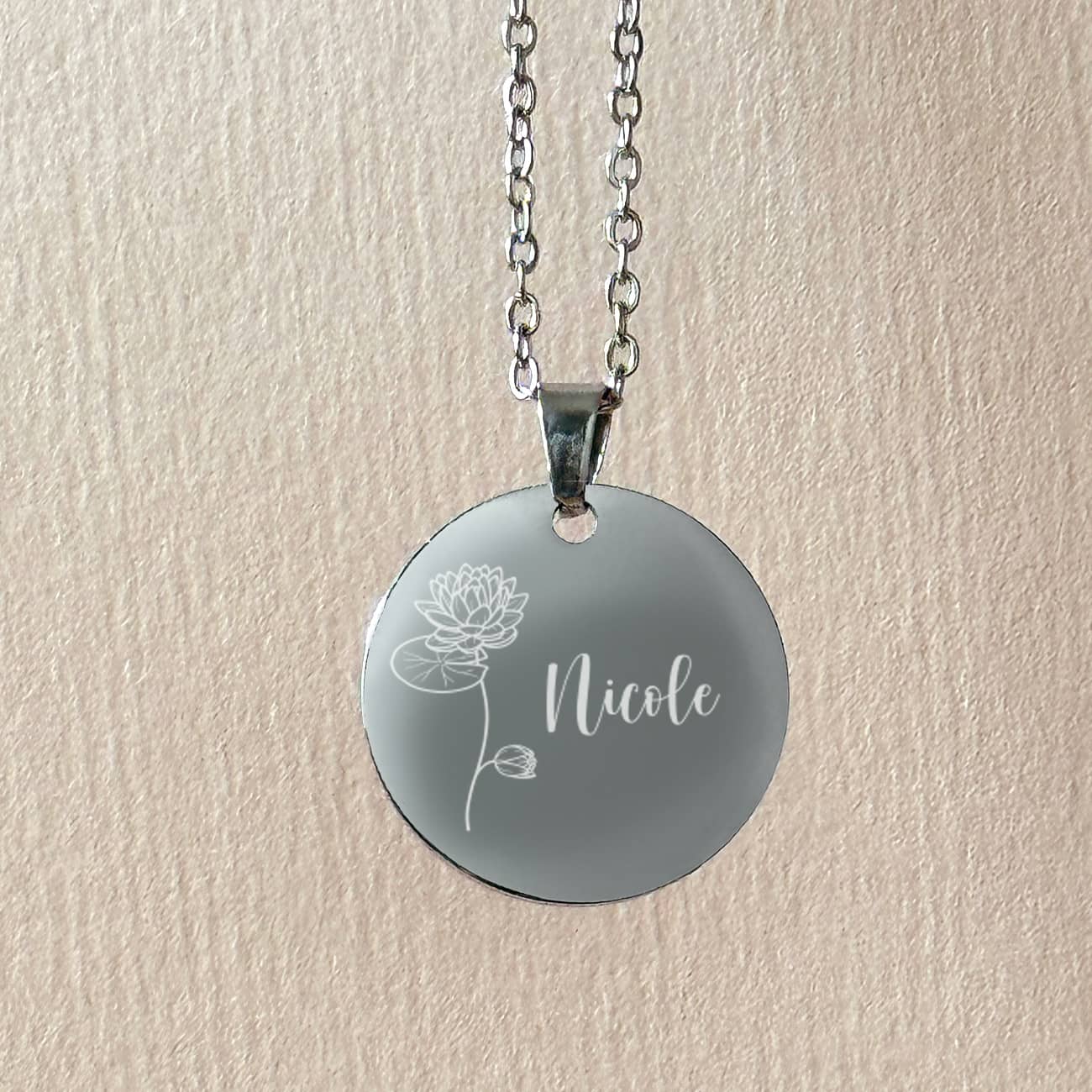 Halskette mit Geburtsblumen und Name graviert