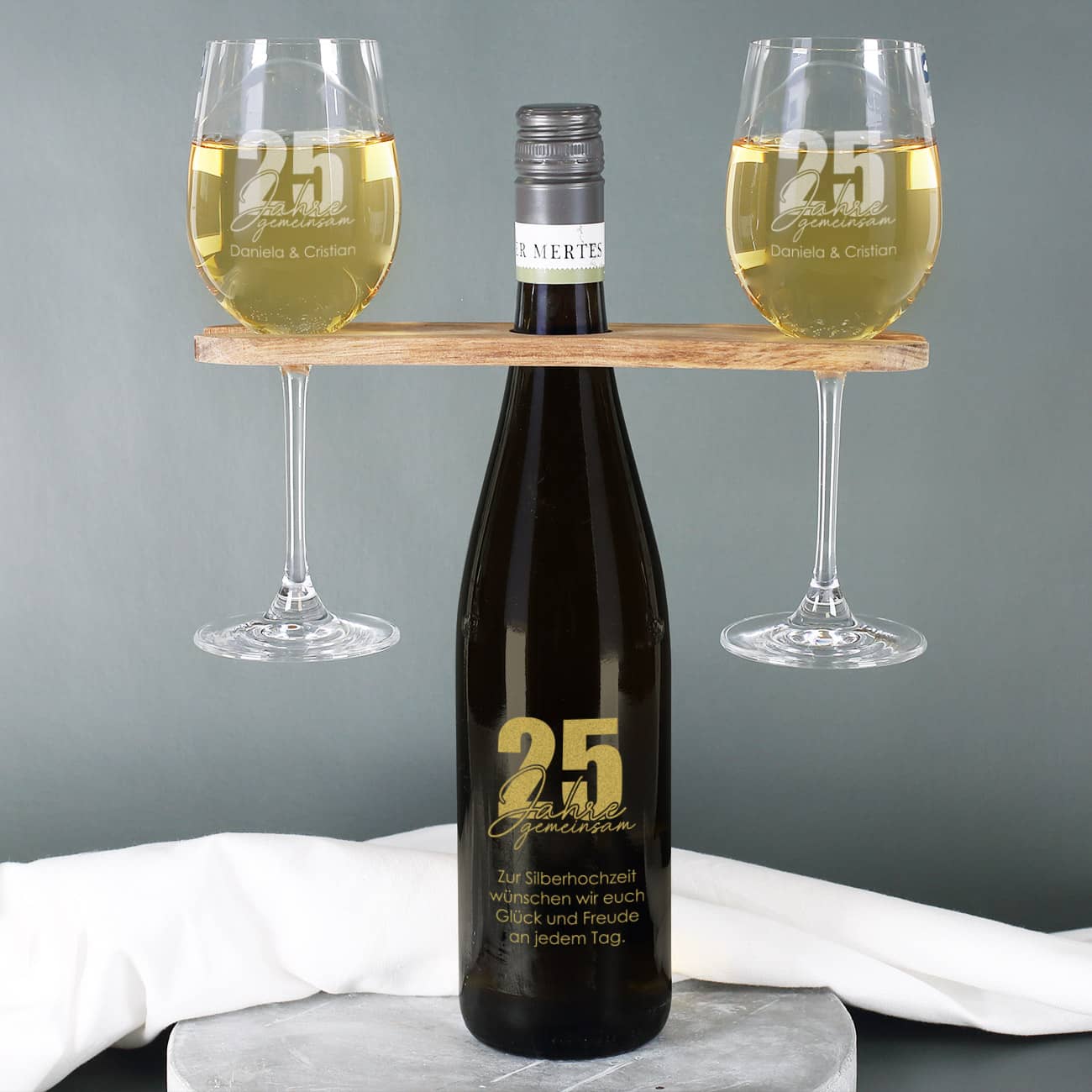 25 Jahre gemeinsam - Geschenkset mit gravierten Weingläsern und Weiflasche